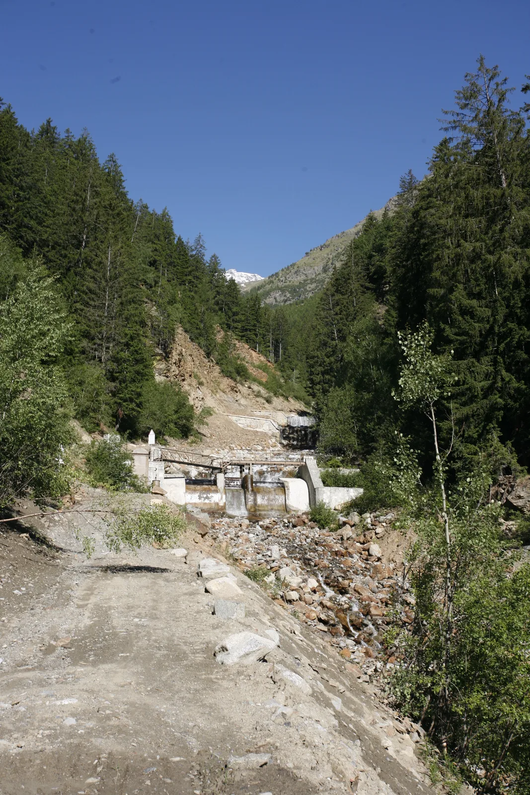 Opere lungo un corso d’acqua in ambiente montano, dall’archivio Mazzoni Costruzioni