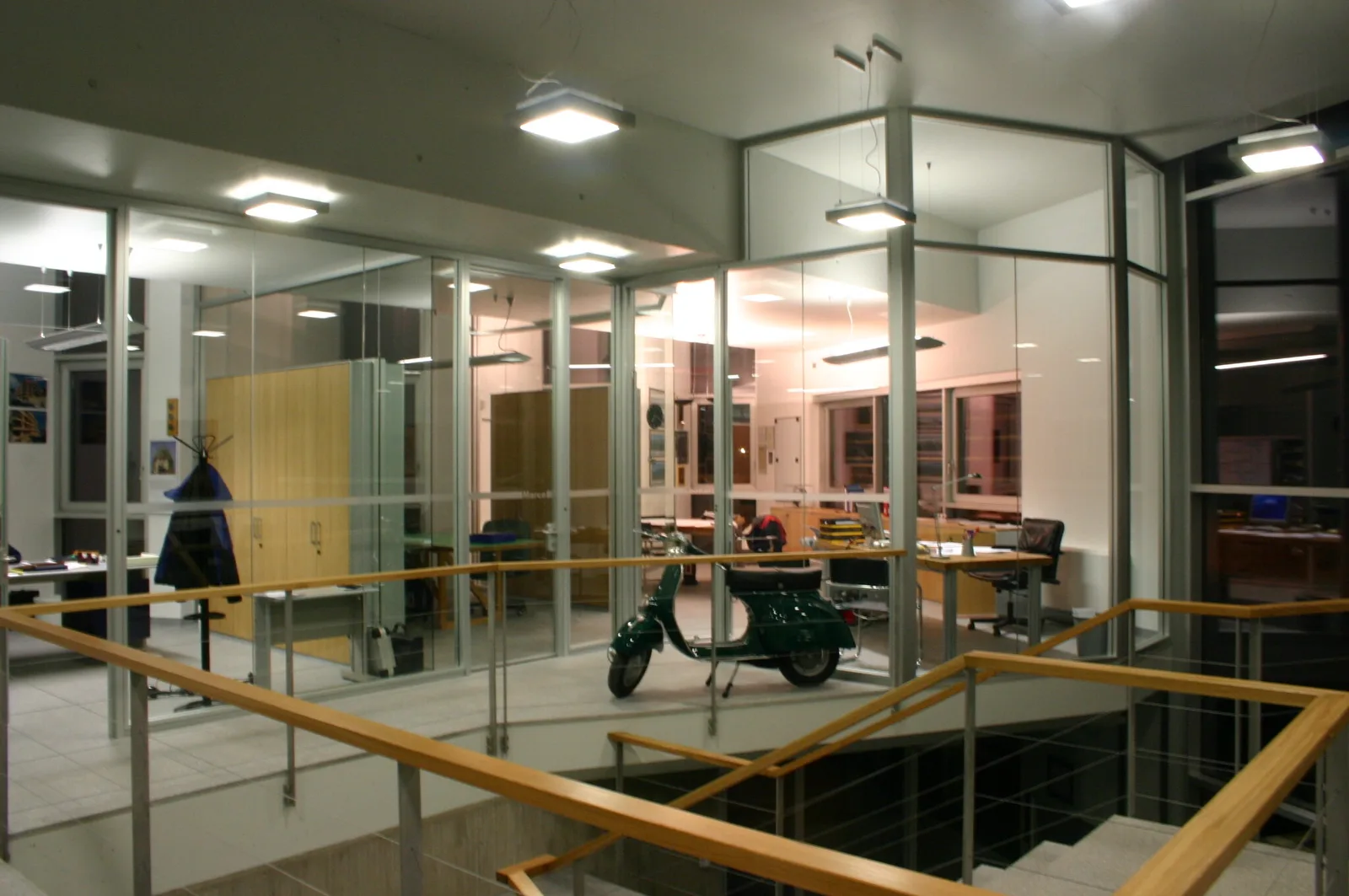 Interni direzionali con pareti vetrate e scala